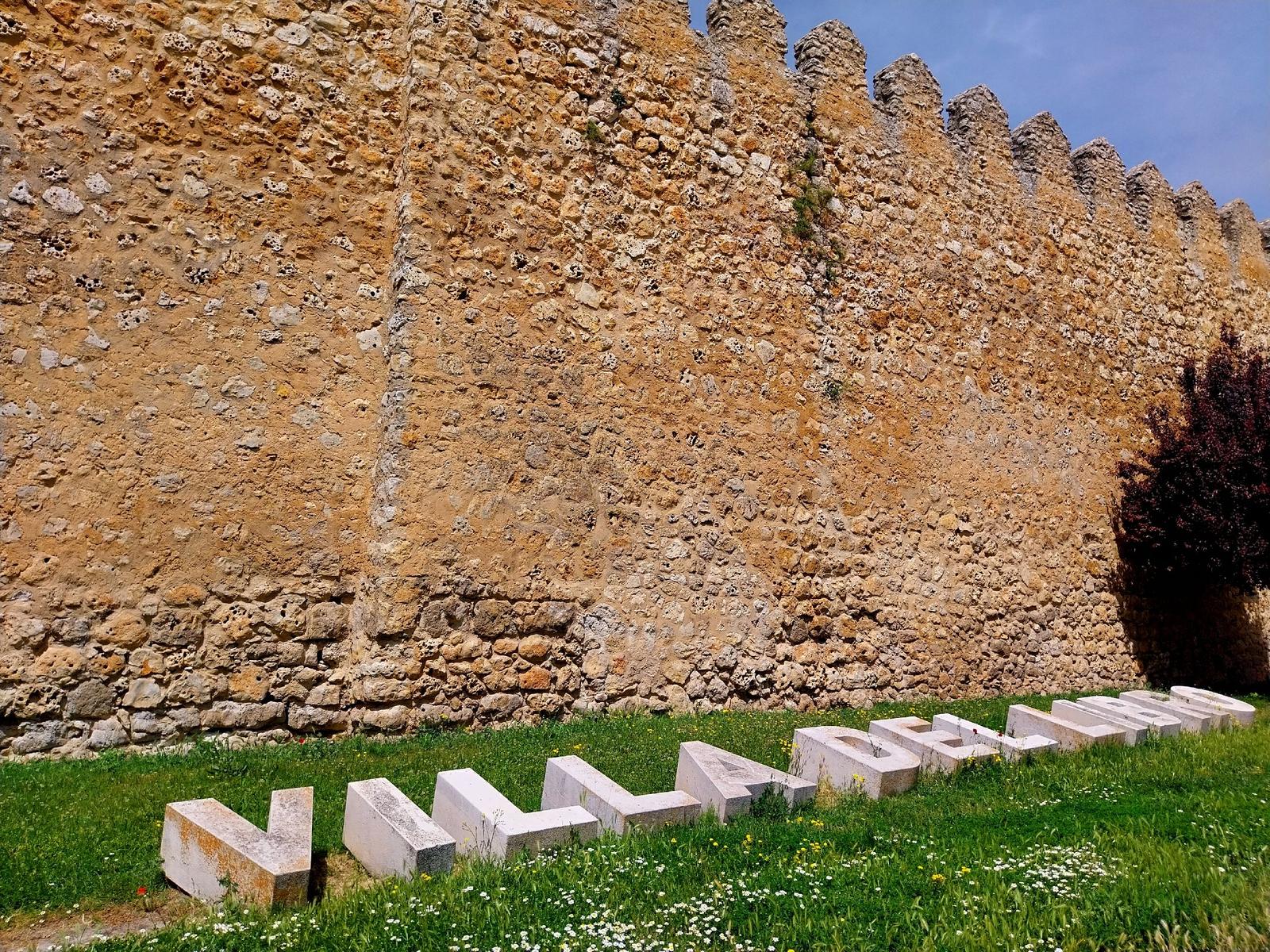 Letras monumentales Villa del Libro junto a la muralla de Urueña