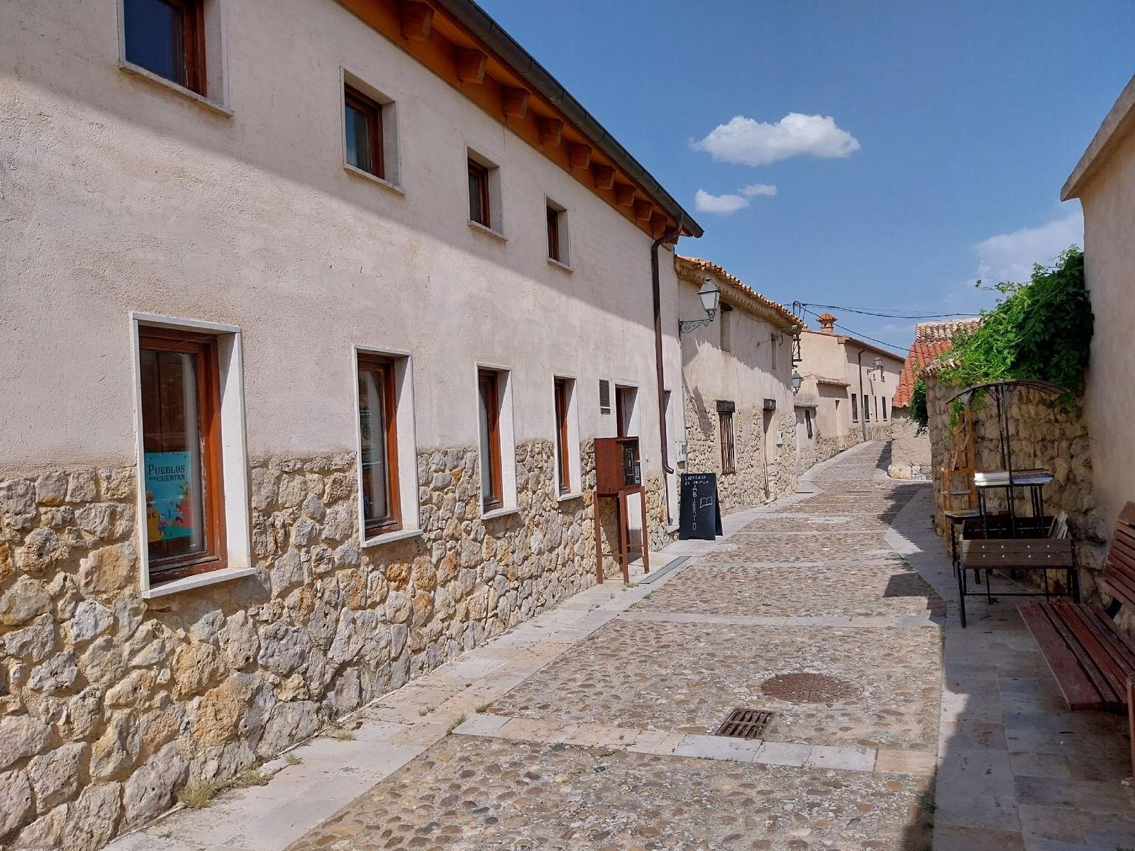 Calle empedrada del casco histórico de Urueña