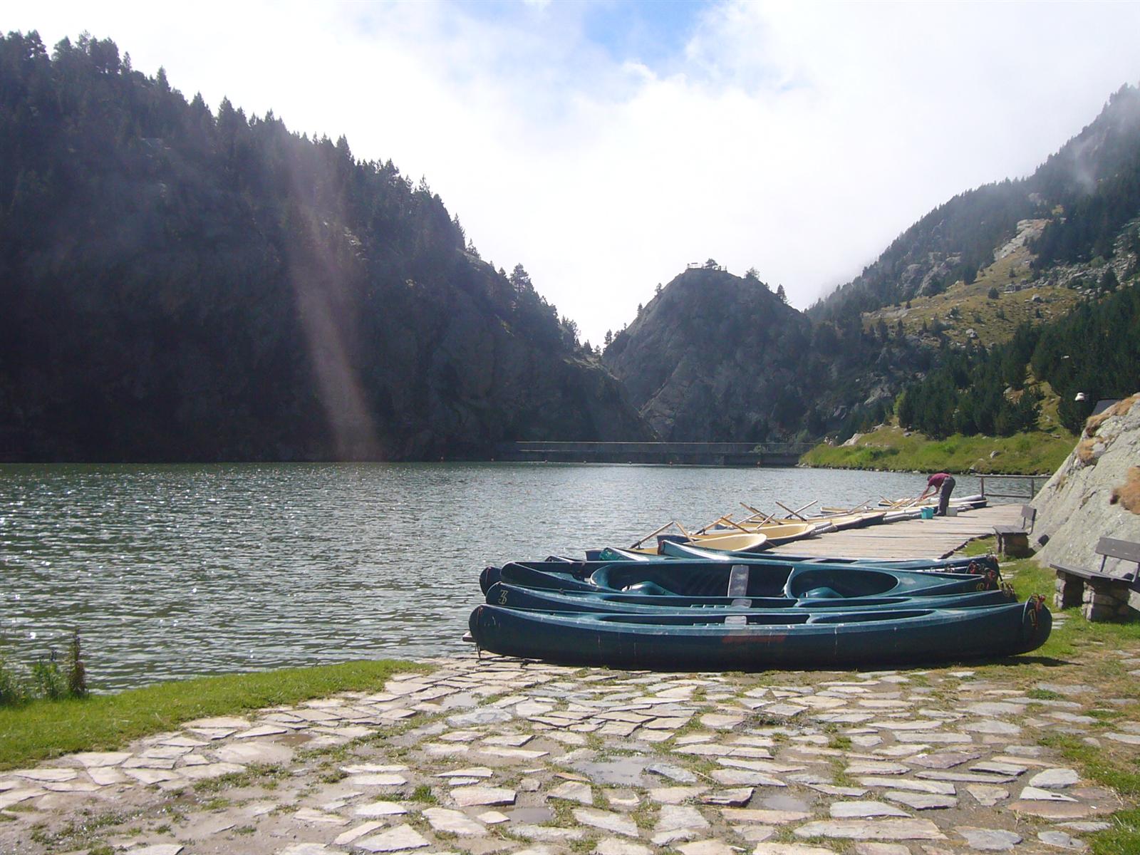 Barcas en el lago de Núria durante una tarde de verano