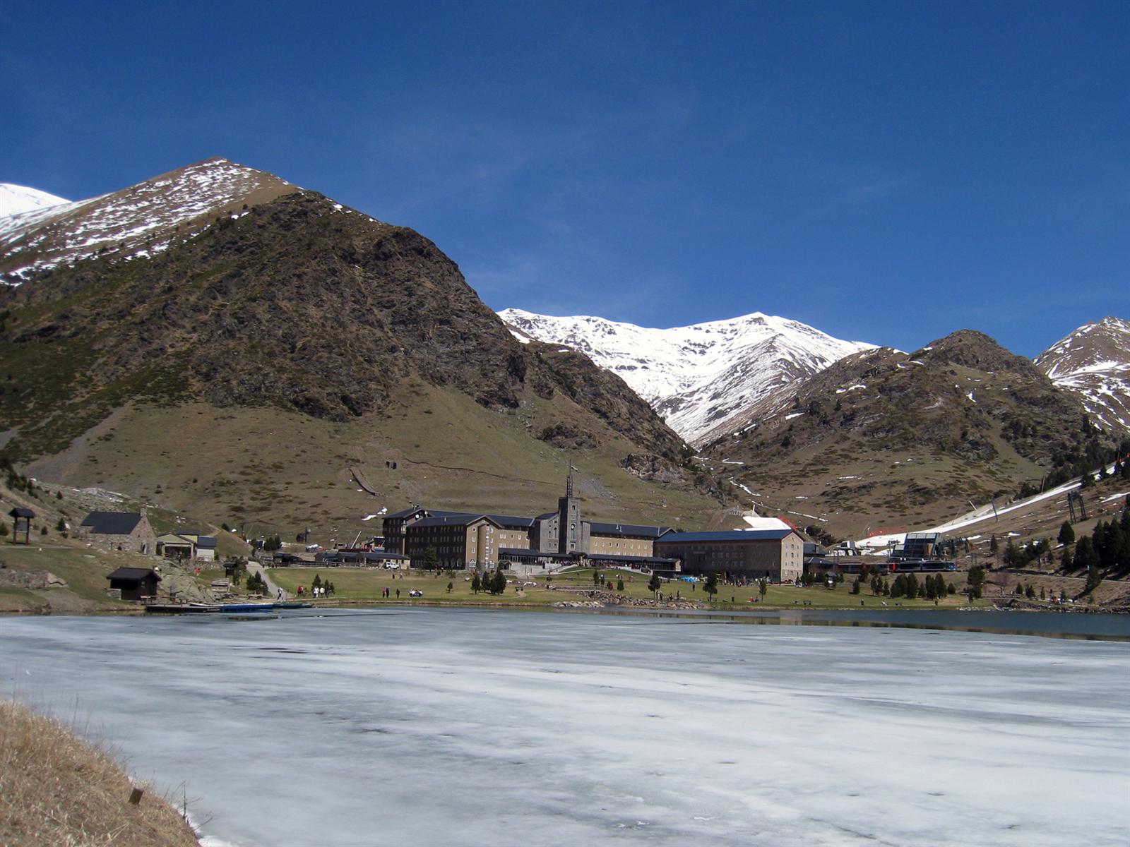 Panorámica del valle de Núria con el santuario y el embalse al fondo
