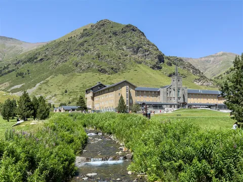 Vall de Núria, santuario y valle glaciar de alta montaña en los Pirineos de Girona, Cataluña