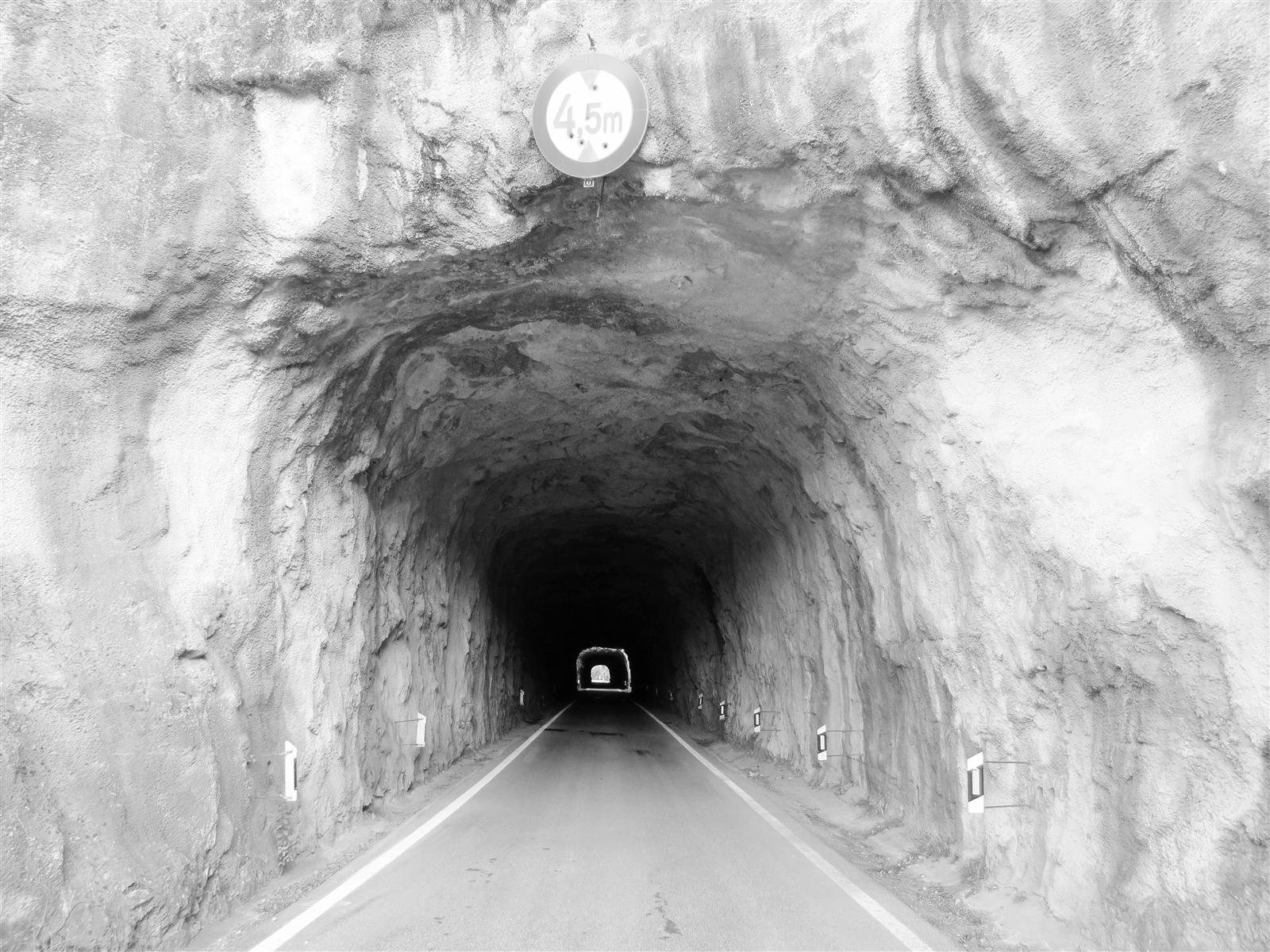 Interior del túnel de Bihaizpen en la Vía Verde de Plazaola, arco de piedra con luz al fondo