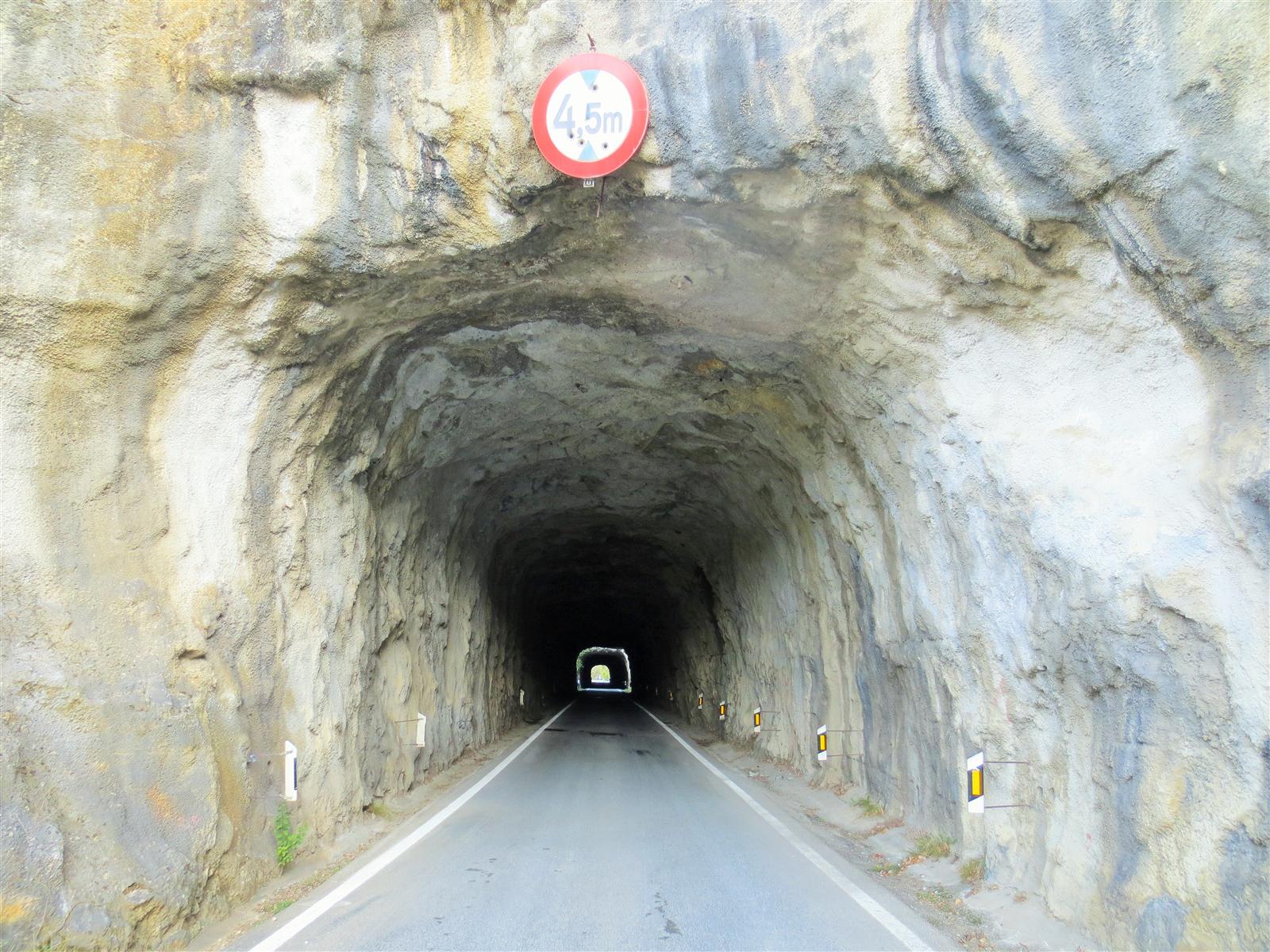 Boca del túnel de piedra de Bihaizpen en la Vía Verde de Plazaola, valle del Larráun, Navarra
