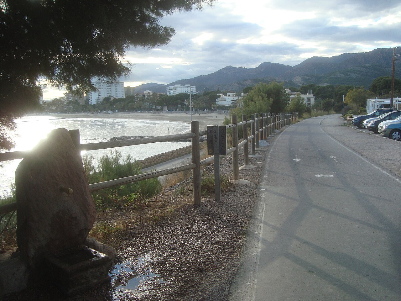 Camino de la Vía Verde Oropesa-Benicàssim junto a la costa de Castellón