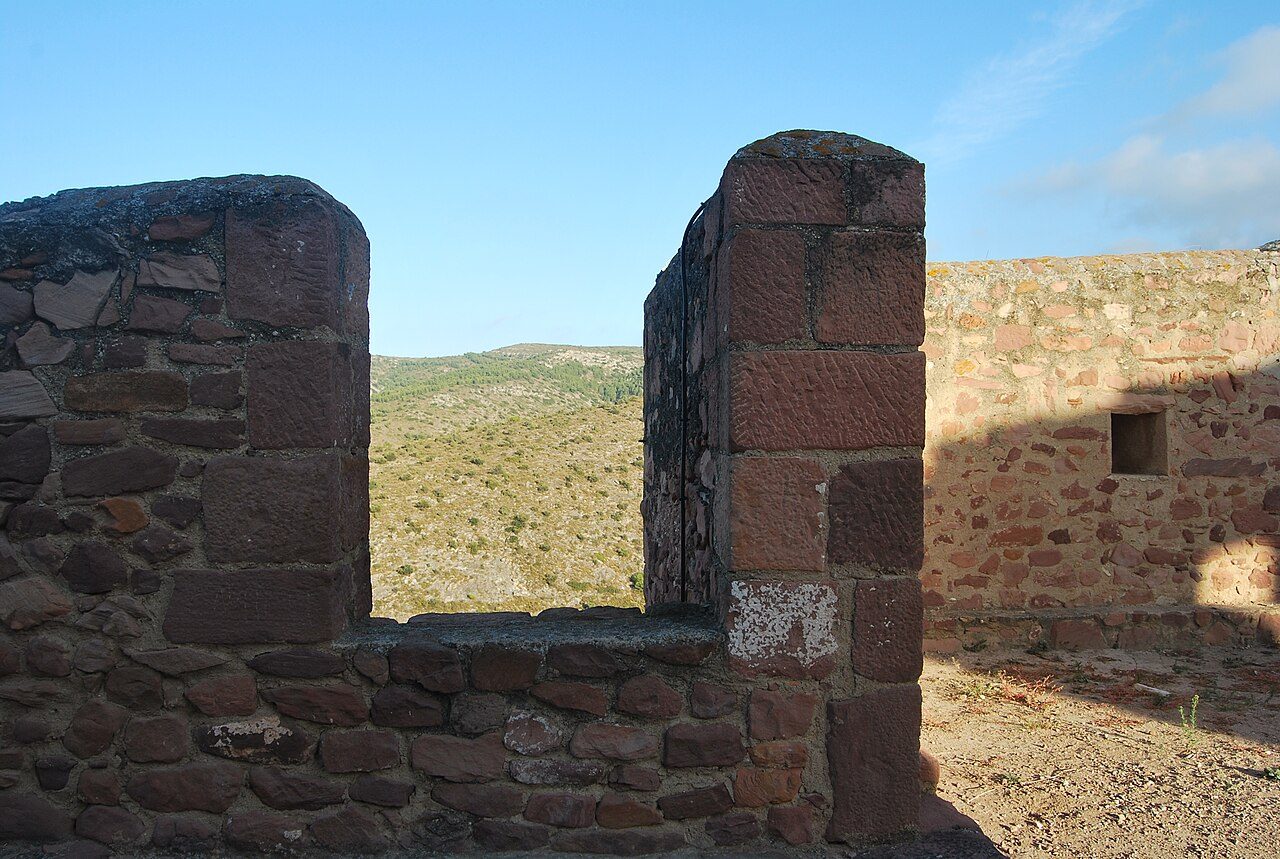 Castillo de Vilafamés desde el entorno rocoso del casco histórico