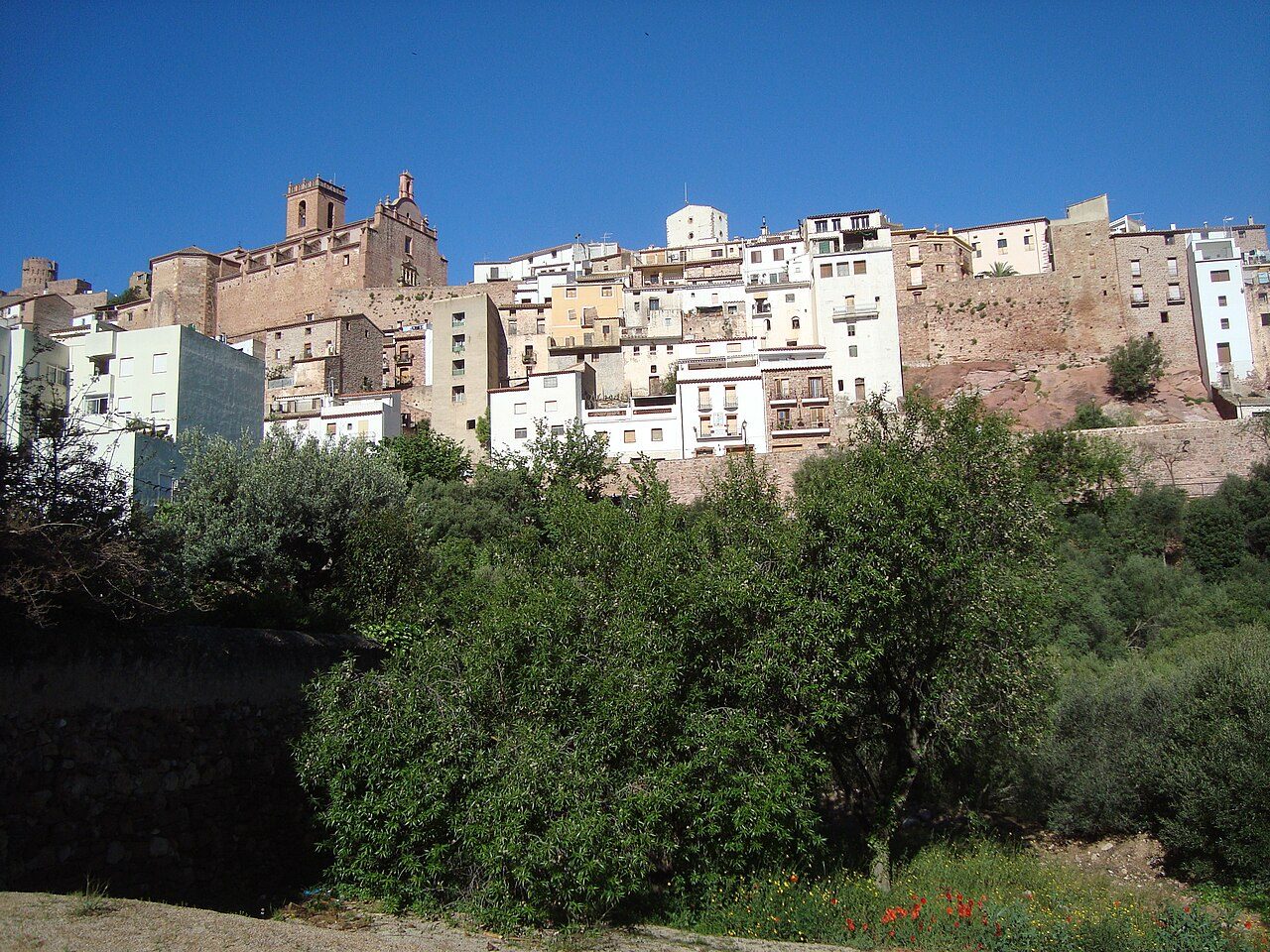 Vilafamés — panorámica del pueblo medieval sobre la roca, Castellón
