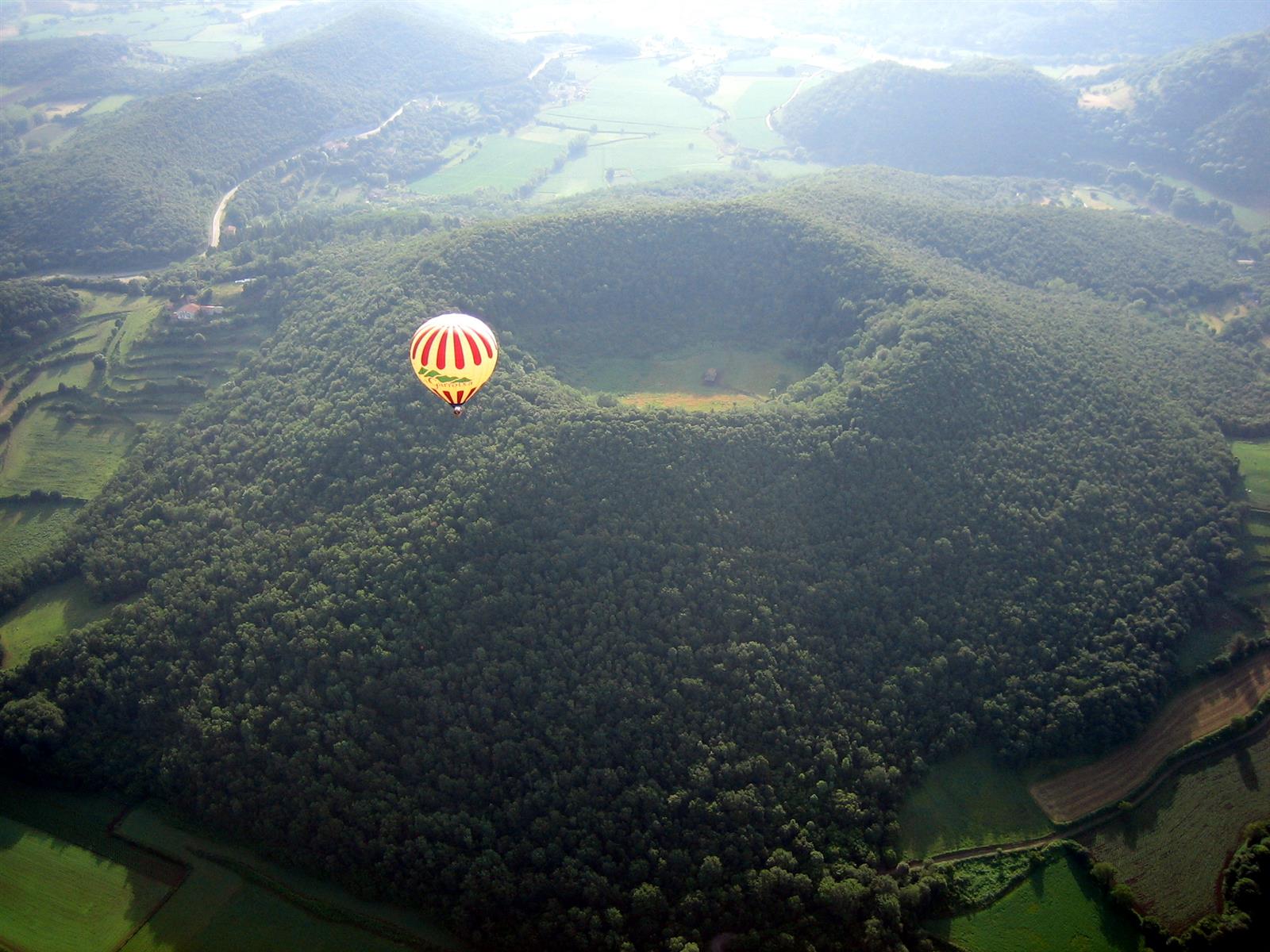 Volcán de Santa Margarida en La Garrotxa, Cataluña: cráter volcánico rodeado de bosque mediterráneo