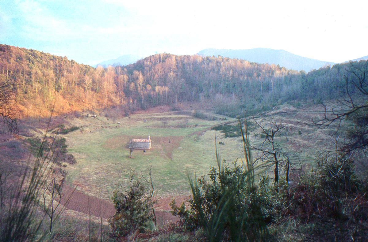 Panorámica del interior del cráter del Volcán de Santa Margarida con la ermita al fondo, La Garrotxa
