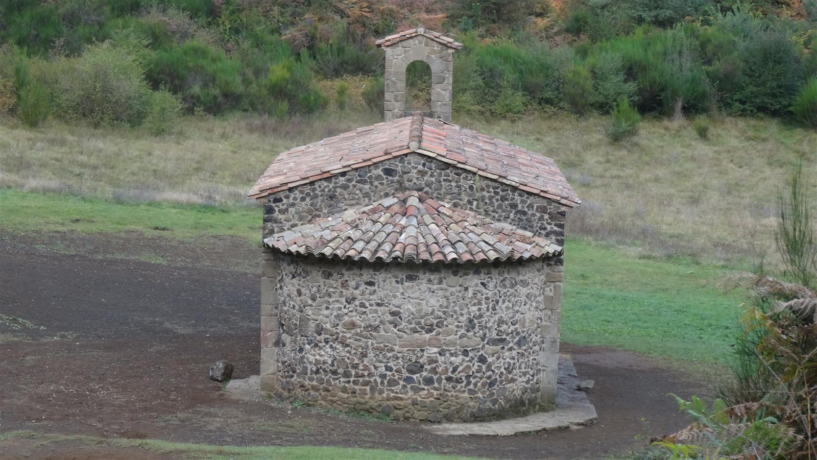 Ermita románica de Santa Margarida en el interior del cráter volcánico, rodeada de vegetación en La Garrotxa, Girona