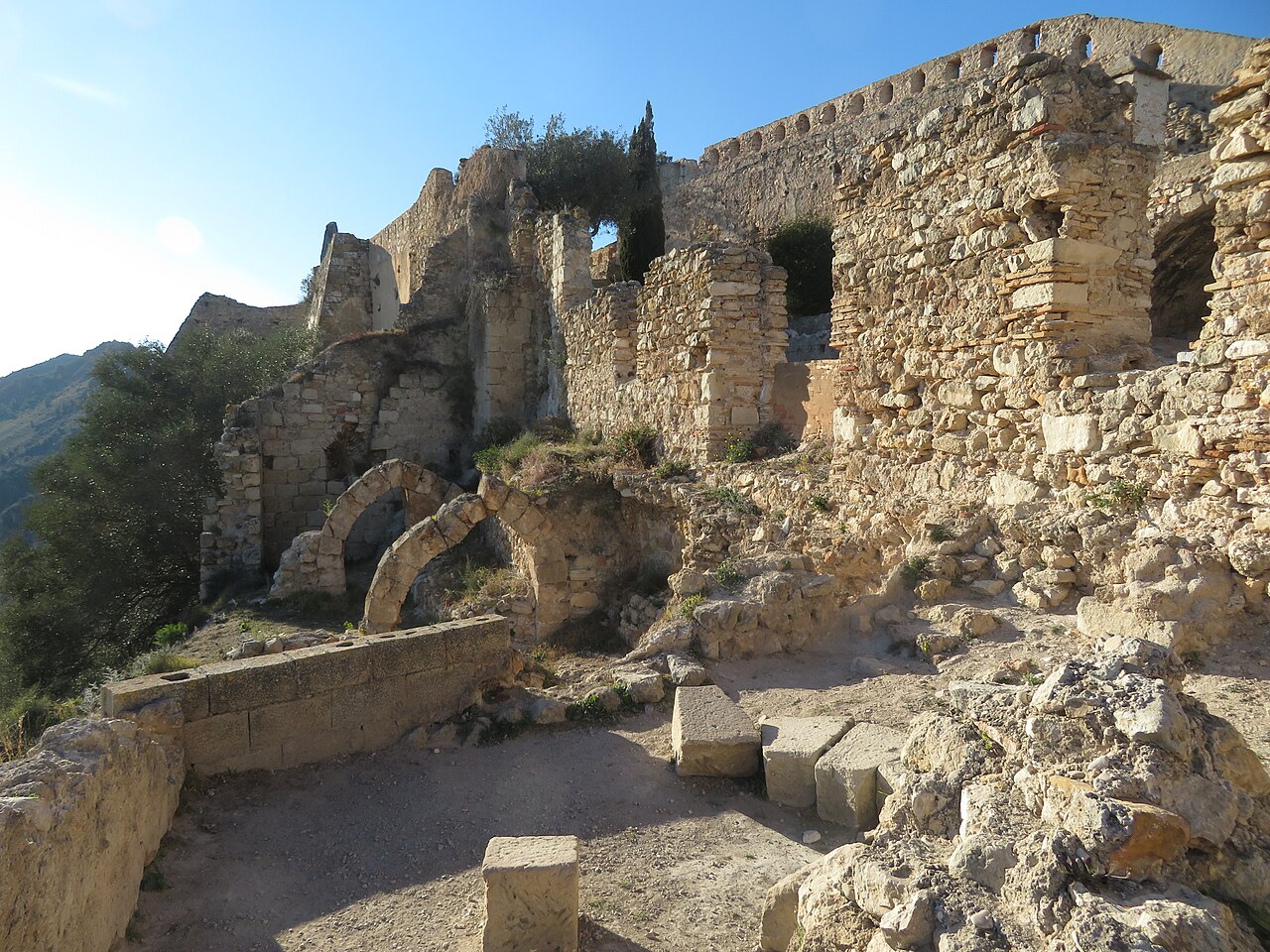 Murallas y torres del Castillo de Xàtiva desde el exterior