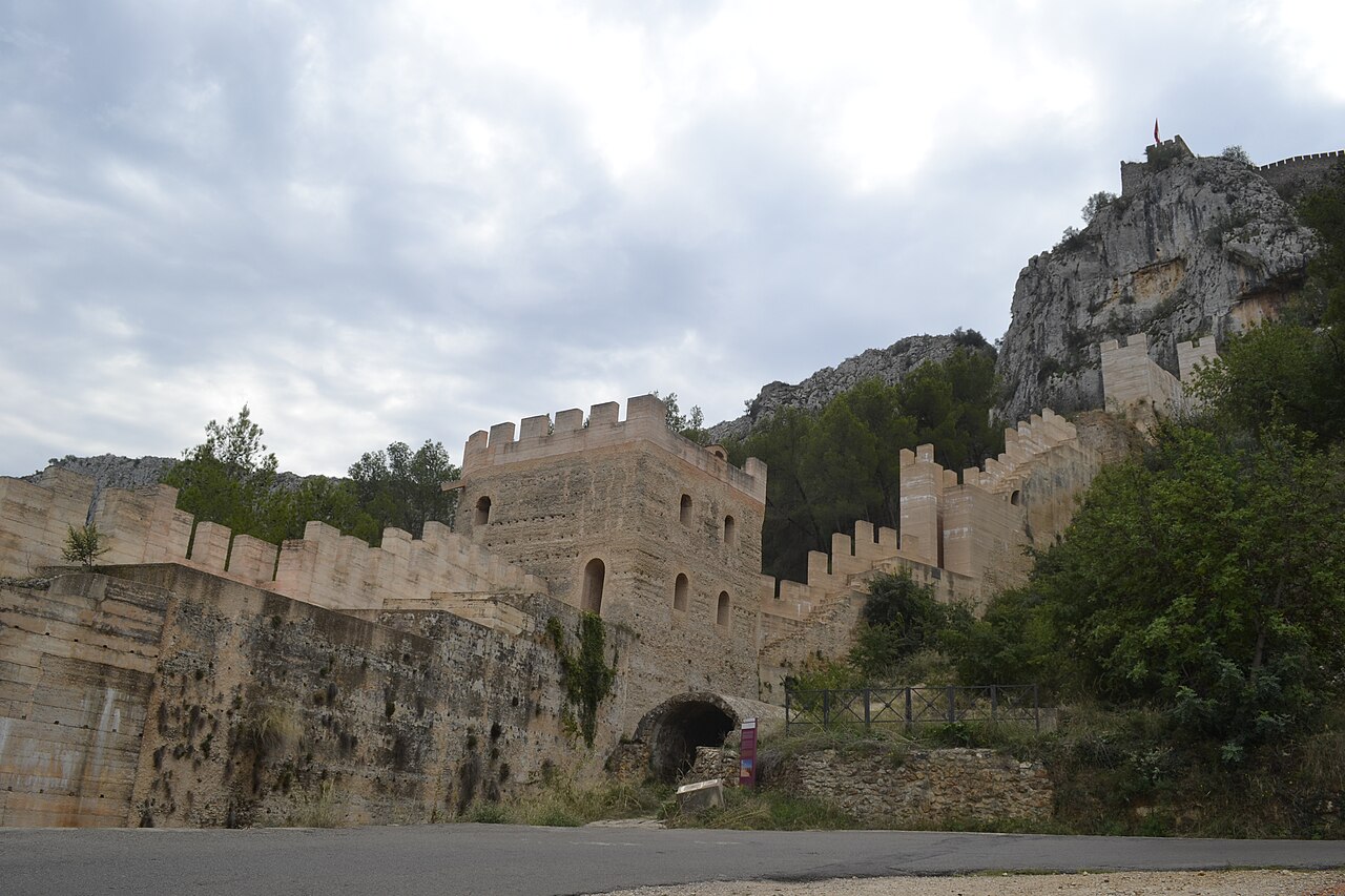 Murallas medievales del Castillo de Xàtiva con vistas a la ciudad y la huerta valenciana