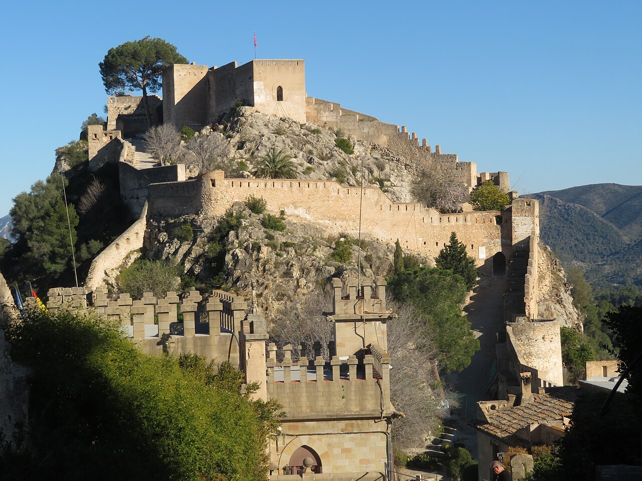Castillo de Xàtiva — recinto medieval con torres en La Costera, Valencia