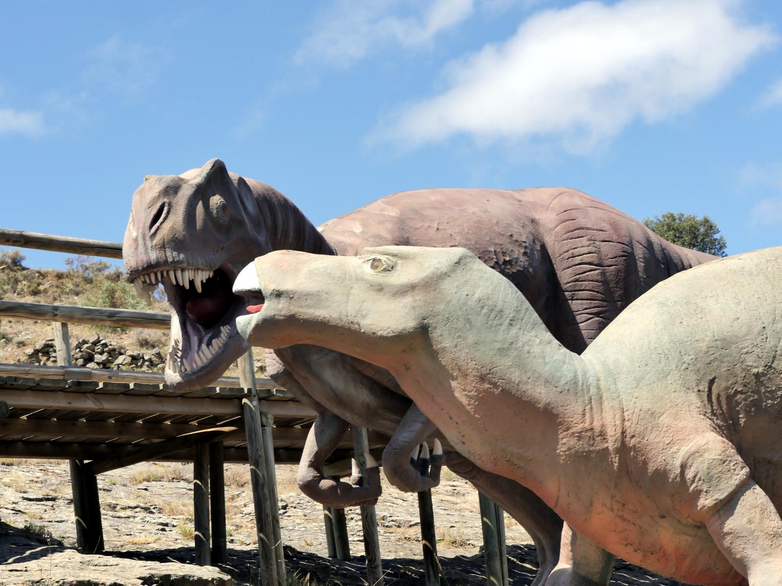 Réplicas de Allosaurus e Iguanodon instaladas en el yacimiento