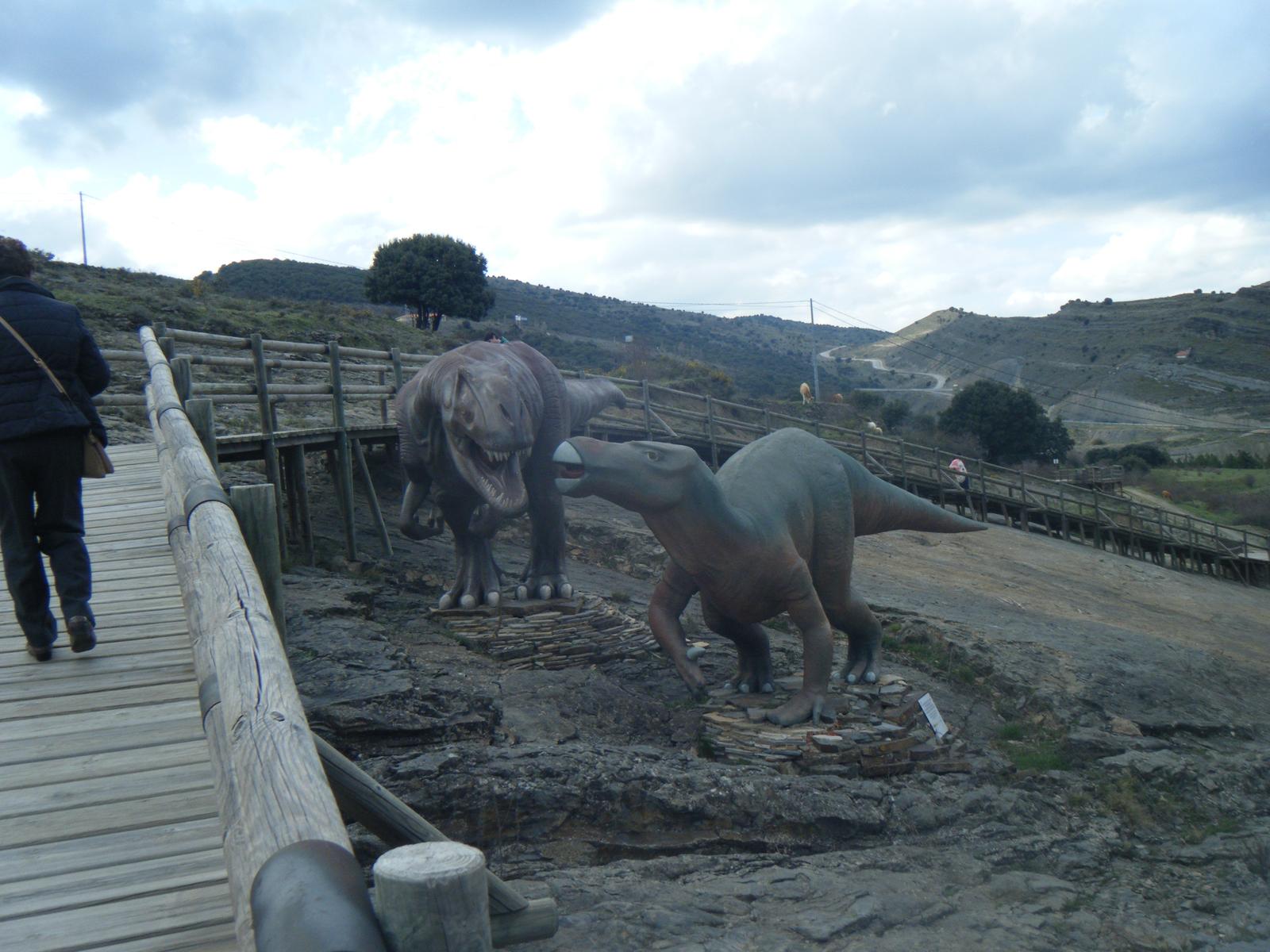 Réplicas de dinosaurios en el Yacimiento de la Virgen del Campo
