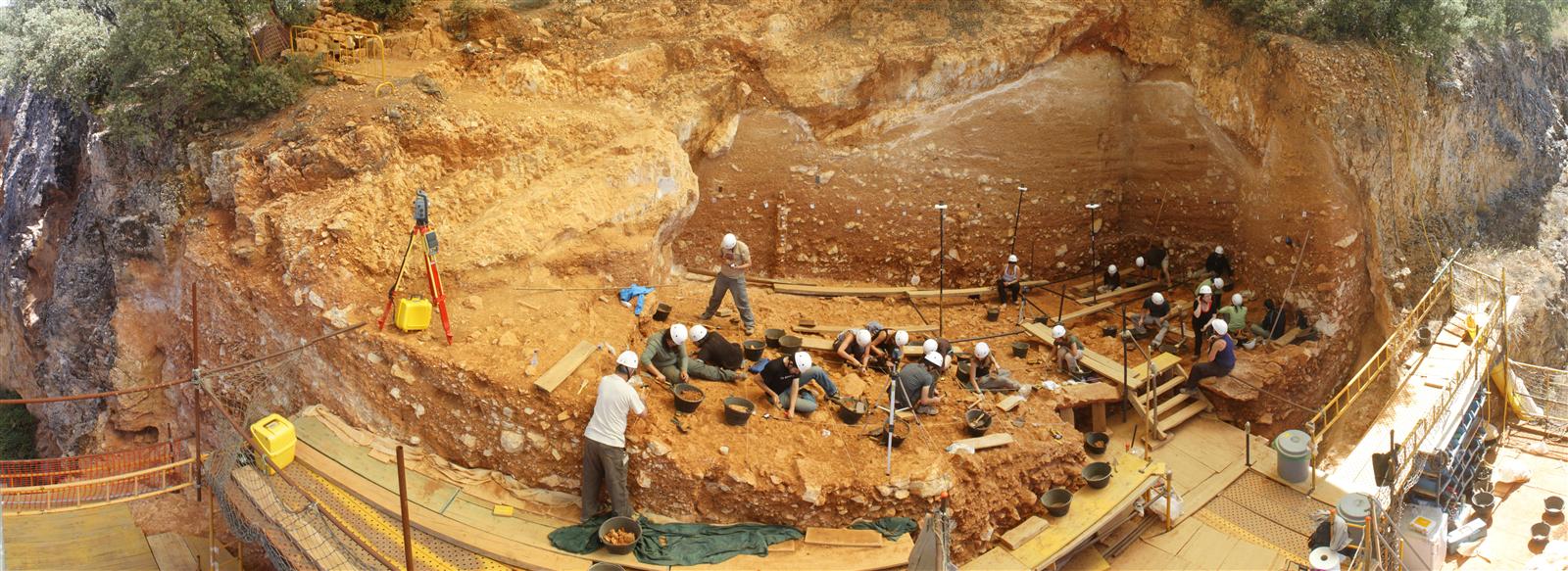 Panorámica de la Gran Dolina en la Sierra de Atapuerca mostrando los yacimientos arqueológicos y paleontológicos, Burgos (2012)