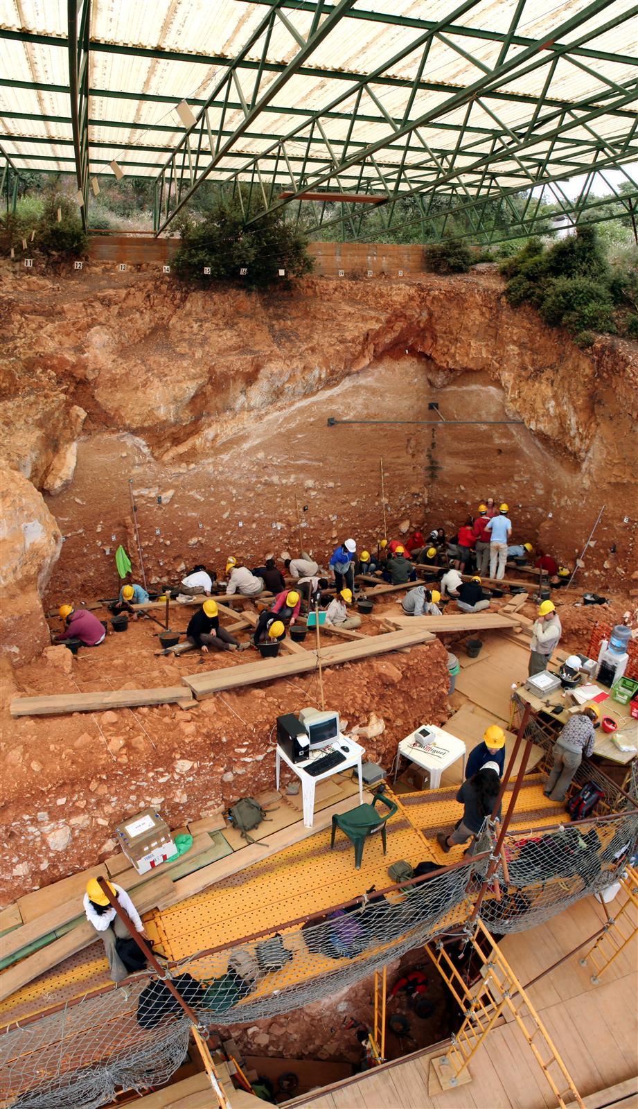 Vista panorámica de la excavación de la Gran Dolina en Atapuerca, mostrando las capas estratigráficas, Burgos
