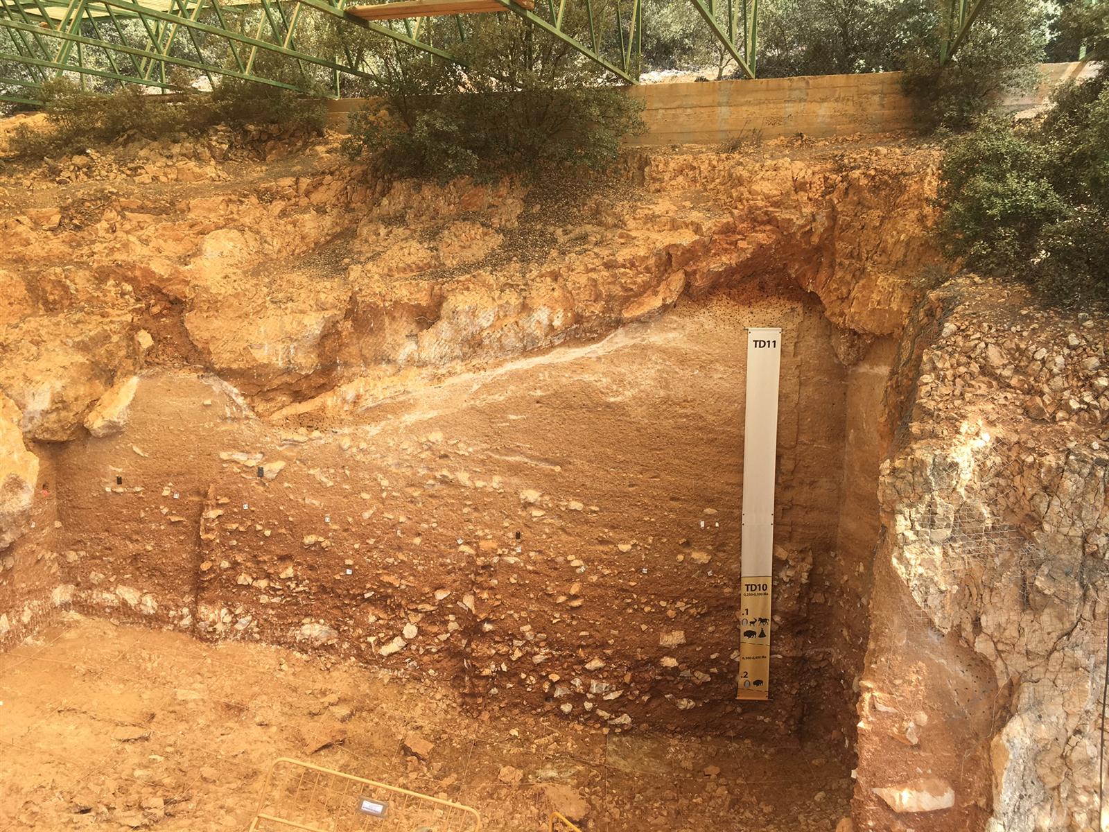 Excavación Gran Dolina en Atapuerca: la estratigrafía del yacimiento TD11/TD10 con la estructura metálica de protección, Burgos