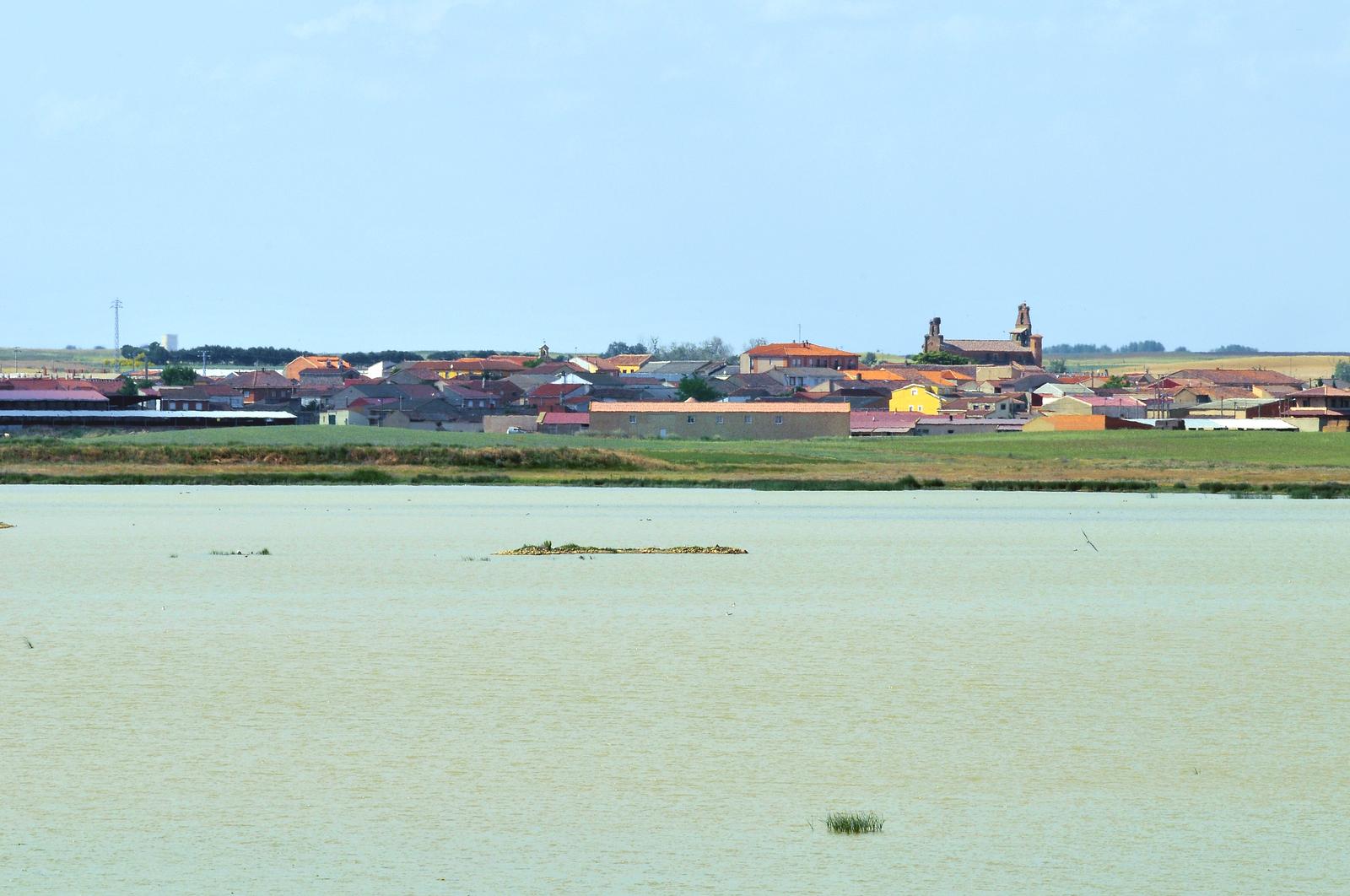 Laguna de La Salina Grande, con Villafáfila al fondo