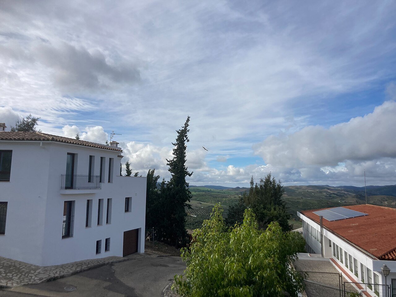 Entorno del castillo de Zahara de la Sierra con vistas al embalse