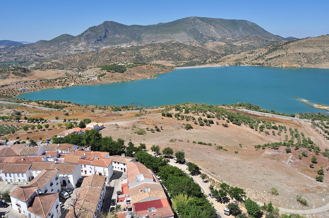 Zahara de la Sierra con el embalse al fondo, Sierra de Grazalema