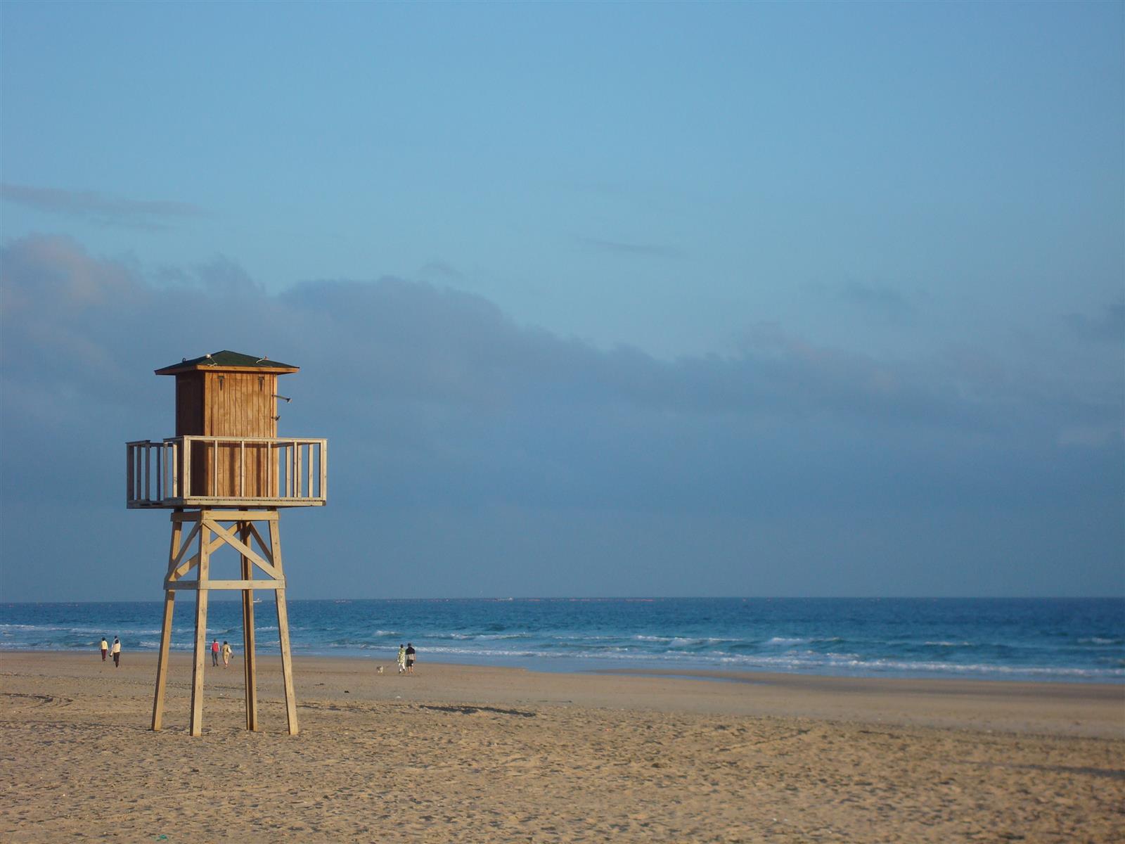 Torre de vigilancia en la playa de Zahara de los Atunes con luz dorada