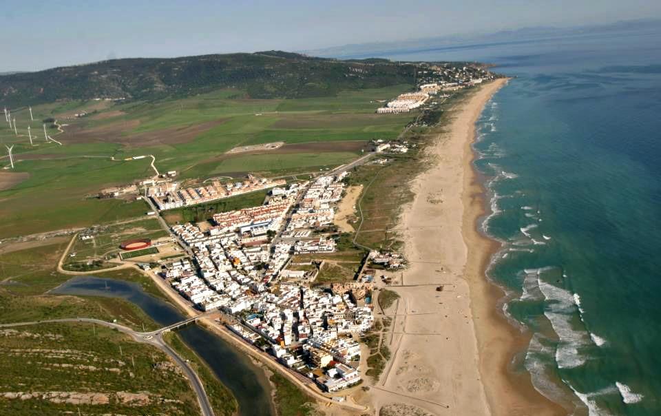 Vista aérea de Zahara de los Atunes con la playa larga, el río Cachón y el mar atlántico