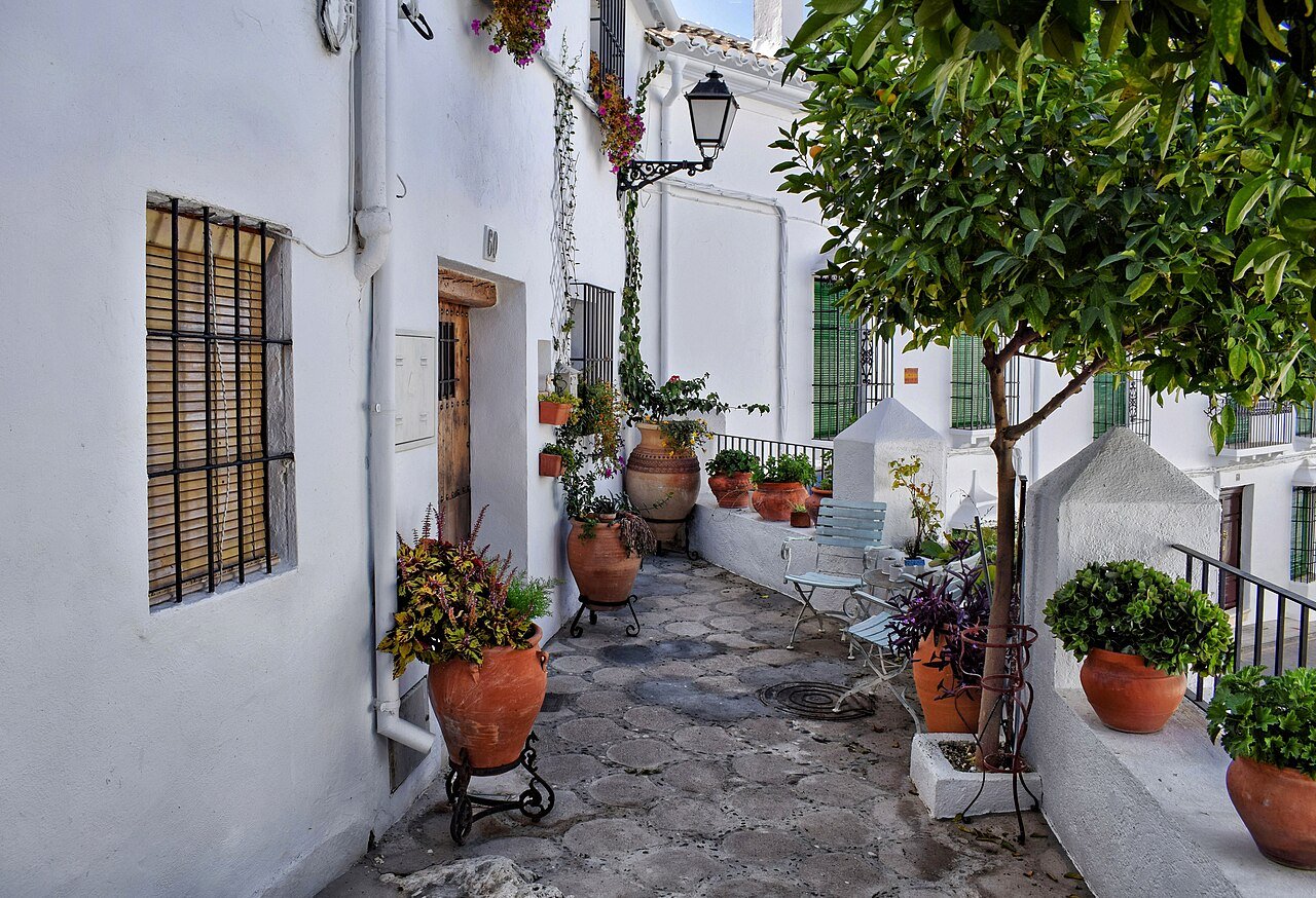 Rincón de Zuheros con el castillo árabe al fondo, Córdoba
