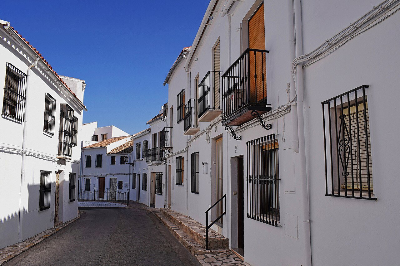 Calle empedrada de Zuheros, pueblo blanco de Córdoba