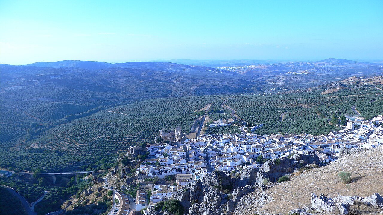 Vista panorámica de Zuheros sobre los cortados de la Subbética, Córdoba